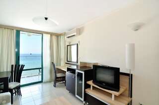 Отель Hotel Boryana Албена Двухместный номер с 1 кроватью или 2 отдельными кроватями и видом на море-5