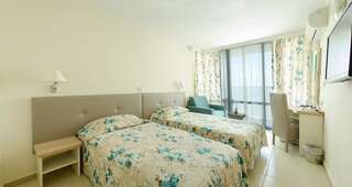 Отель Hotel Boryana Албена Двухместный номер с 1 кроватью или 2 отдельными кроватями и видом на море-2